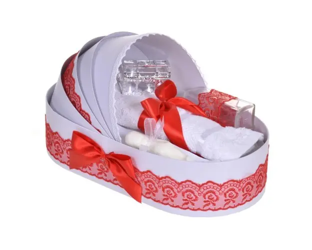 Trusou botez complet, in landou, decor dantela rosie, Denikos® 829