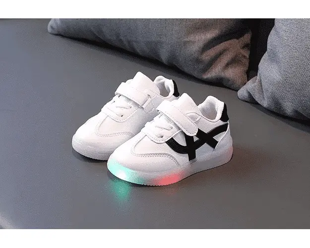 Adidasi Baieti Albi Cu Luminite - 22 (14 cm)