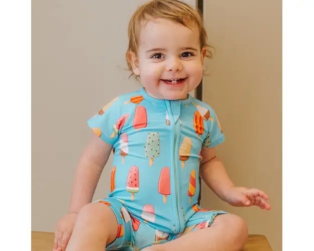 Pijamale scurte din bambus cu fermoar reversibil, ZIPSTER Shortie - Lolly, Bleu cu model inghetata, pentru fetitesaubaietei