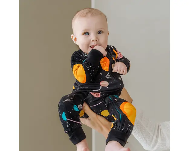 Pijamale lungi din bambus cu fermoar reversibil, ZIPSTER - Galaxy, Negru cu model planete, pentru baieti