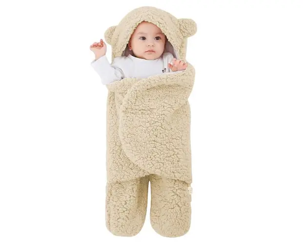 Paturica Pufoasa pentru Bebe, Teno&reg;, in forma de ursulet pentru infasat bebelusi, prindere velcro, 0-6 luni, bej