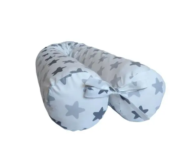 Perna gravide multifunctionala 100% bumbac alb cu stelute gri 160 cm x 15 cm