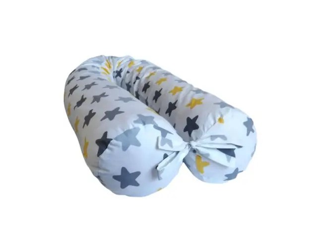 Perna gravide multifunctionala 100% bumbac alb cu stelute gri si galben 160 cm x 15 cm