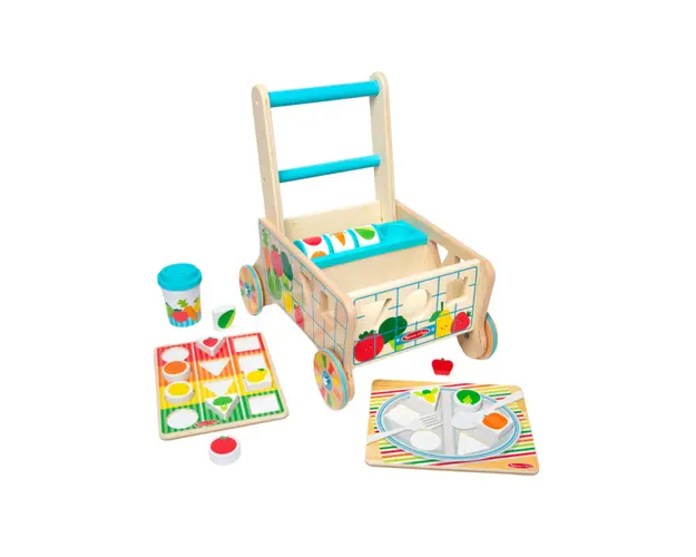Carucior premergator din lemn cu set de jucarii educative