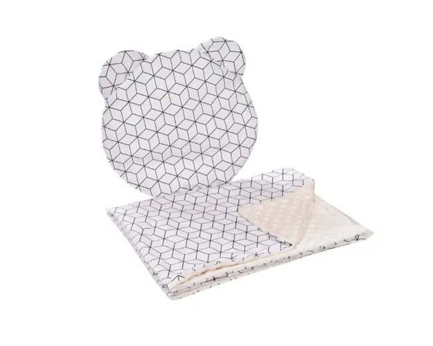 Lenjerie 2 piese cosulet si landou model forme geometrice si plus crem