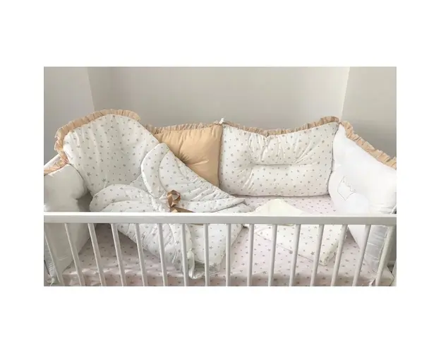 Lenjerie cu 6 aparatori pufoase si paturica pat 140x70 cm Deseda Alb -Stelute bej pe alb- bej