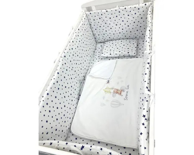 Lenjerie de patut bebelusi Personalizata imprimata 120x60 cm Stelute bleumarin pe alb - Ursuletul calator