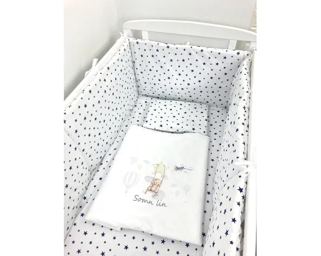 Lenjerie de patut bebelusi Personalizata Imprimata pat 140x70 cm Stelute bleumarin pe alb - Ursuletul calator