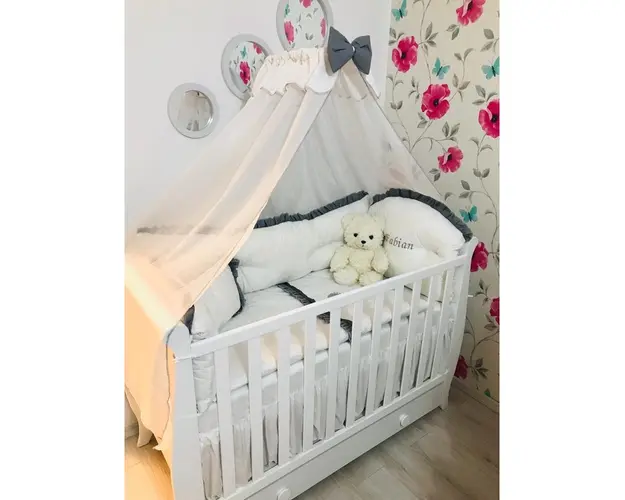 Lenjerie Personalizata cu aparatori Super Groase baldachin si suport pat 120x60 cm Alba cu Volanas gri