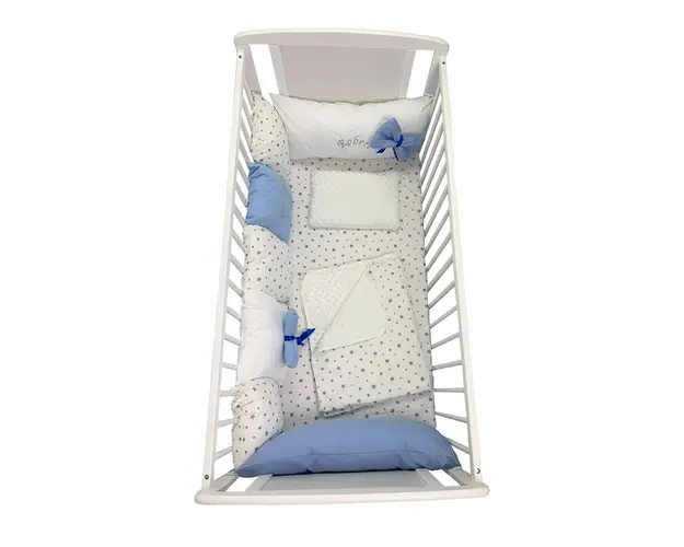 Lenjerie Personalizata pat 120x60 cm cu aparatori din 7 pernute pufoase perna paturica si cearsaf cu volan Deseda Albastru - Stelute albastre pe alb
