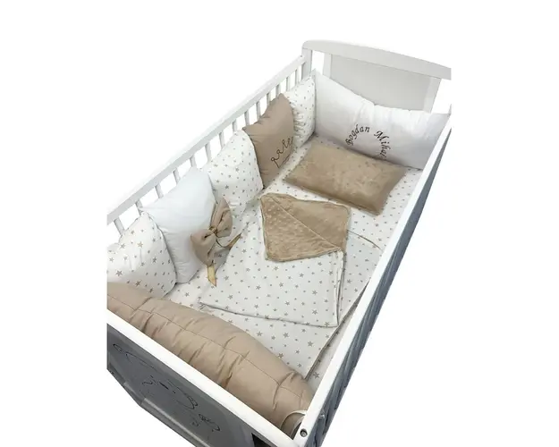 Lenjerie Personalizata pat 120x60 cm cu aparatori din 7 pernute pufoase perna paturica si cearsaf cu volan Deseda Bej - Stelute bej pe alb