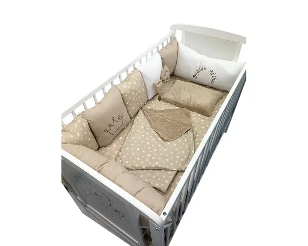 Lenjerie Personalizata pat 120x60 cm cu aparatori din 7 pernute pufoase perna paturica si cearsaf cu volan Deseda Bej - Stelute pe bej