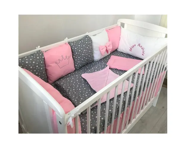 Lenjerie Personalizata pat 120x60 cm cu aparatori din 7 pernute pufoase perna paturica si cearsaf cu volan Deseda Roz - Stelute pe gri