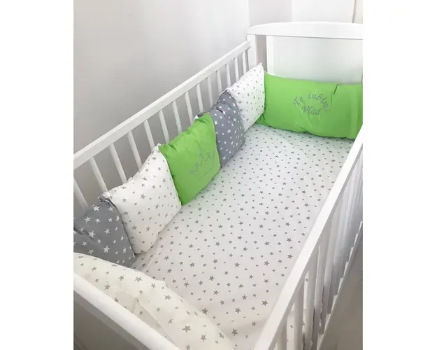 Lenjerie Personalizata pat 120x60 cm cu aparatori din 7 pernute pufoase perna paturica si cearsaf cu volan Deseda Verde - Stelute gri pe alb