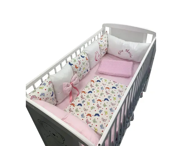Lenjerie Personalizata patru 120x60 cm cu aparatori din 7 pernute pufoase perna paturica si cearsaf cu volan Deseda Fluturasi colorati