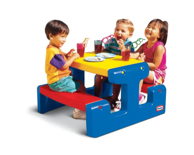 Little Tikes Masuta Pentru Picnic - Albastra