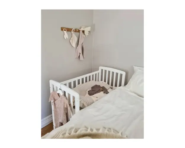 Patut bebe din lemn masiv, laterala culisabila si inaltime reglabila a saltelei, bedside Alice Alb, 100x50 cm
