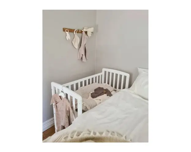 Patut bebe din lemn masiv, laterala culisabila si inaltime reglabila a saltelei, bedside Alice Alb cu saltea comfort 100x50 cm