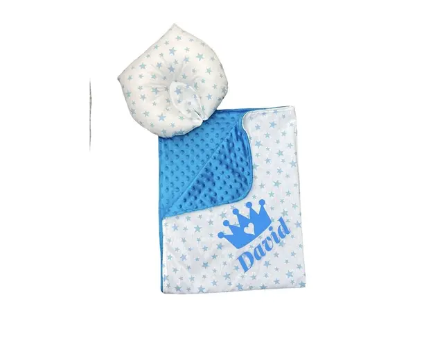 Set 2 piese Personalizata Paturica dubla de iarna 90x70 cm cu perna formare cap Deseda Minky albastru - Stelute albastre pe alb