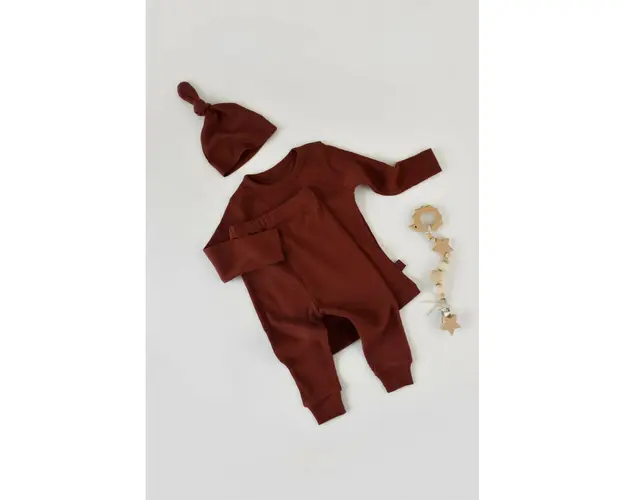 Set 3 piese: bluzita cu maneca lunga, pantaloni lungi si caciulita din bumbac organic si modal - Caramiziu BabyCosy (Marime: 3-6 Luni)