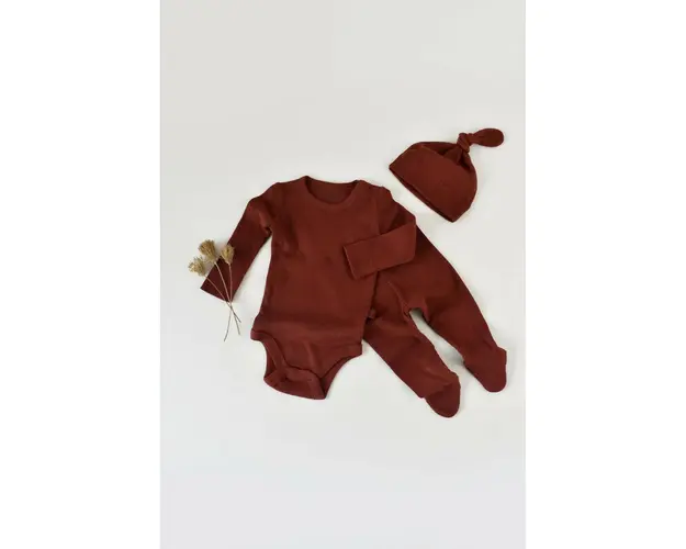 Set 3 piese: body cu maneca lunga, pantaloni lungi cu botosei si caciulita din bumbac organic si modal - Caramiziu, BabyCosy (Marime: 6-9 luni)