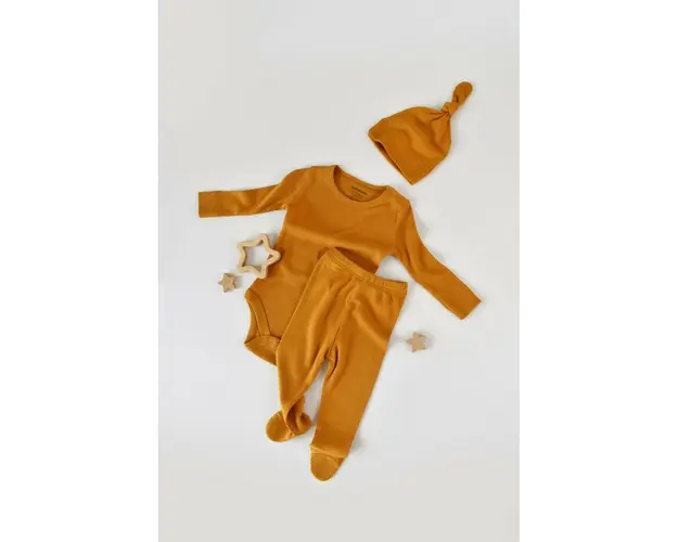 Set 3 piese: body cu maneca lunga, pantaloni lungi cu botosei si caciulita din bumbac organic si modal - Mustar, BabyCosy (Marime: 6-9 luni)