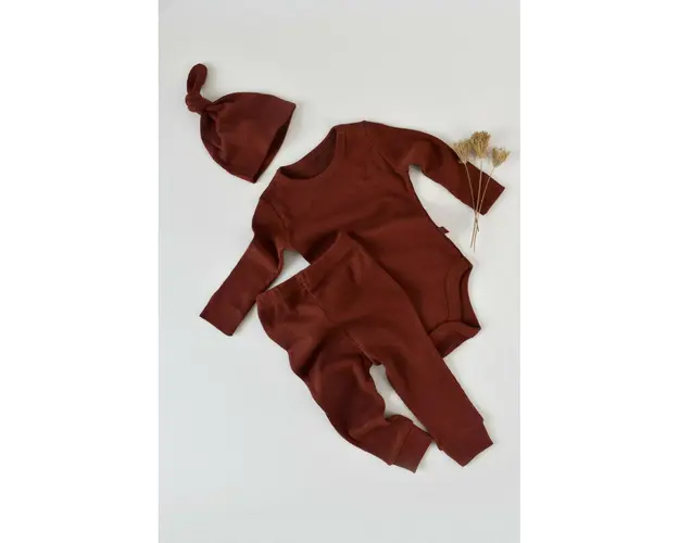 Set 3 piese: body cu maneca lunga, pantaloni lungi si caciulita din bumbac organic si modal - Caramiziu, BabyCosy (Marime: 3-6 Luni)