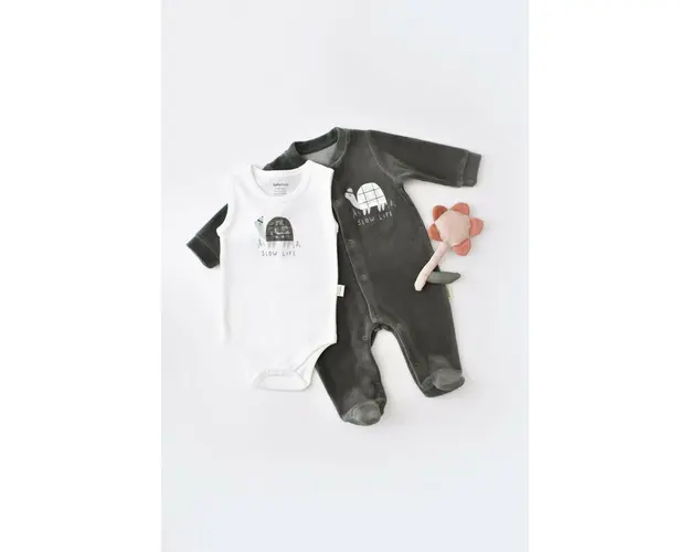 Set Broscuta cu salopeta si body din 80%bumbac organic si 20% poliester - Antracit, BabyCosy (Marime: 6-9 luni)