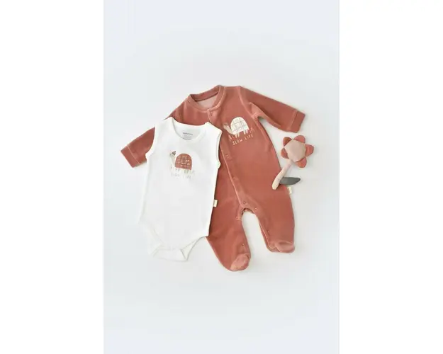Set Broscuta cu salopeta si body din 80%bumbac organic si 20% poliester - Caramiziu, BabyCosy (Marime: 6-9 luni)