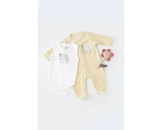 Set Broscuta cu salopeta si body din 80%bumbac organic si 20% poliester - Crem, BabyCosy (Marime: 6-9 luni)