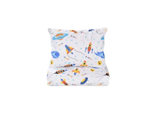 Set complet lenjerie 5 piese pentru patut stivuibil gradinita model planete si rachete