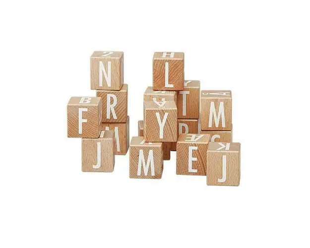 Set cuburi lemn alfabet, 4cm latura, +1 an, byASTRUP