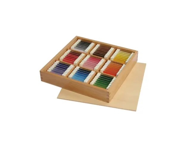 Set de 63 placute colorate intr-o cutie din lemn