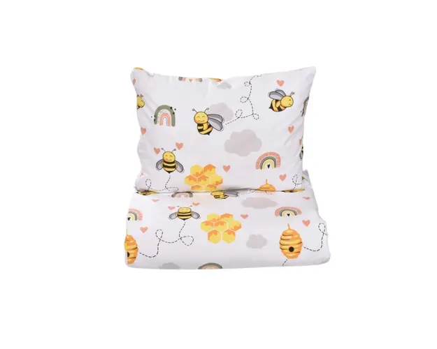 Set lenjerie 3 piese pentru patut incastrabil gradinita model albinute