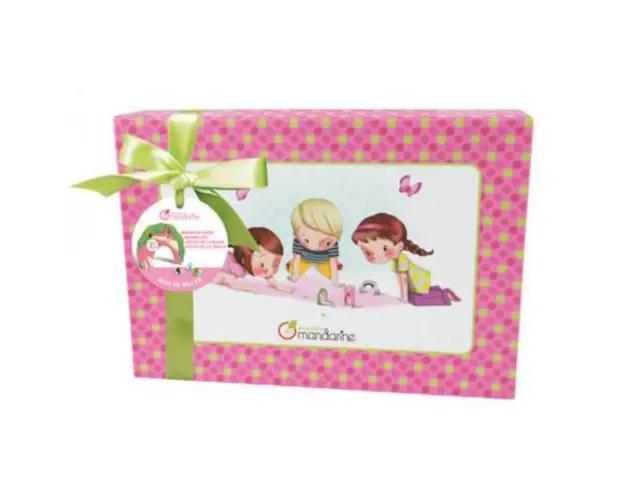 Dis-moi…, boxed marbles game, girl
