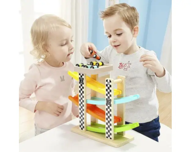 Rampa etajata cu masinute de curse