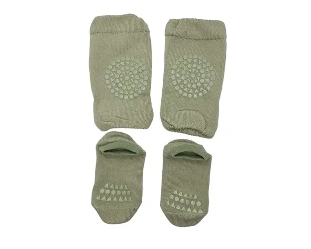 Set protectii anti-alunecare copil, genunchiere si sosete, Diverse Culori