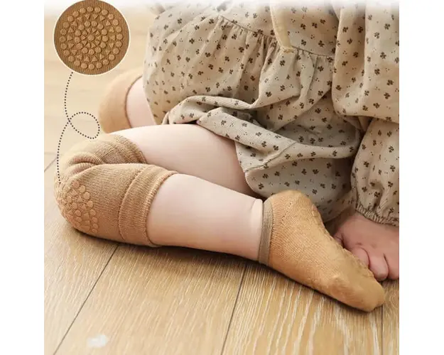 Set protectii anti-alunecare copil, genunchiere si sosete, Maro