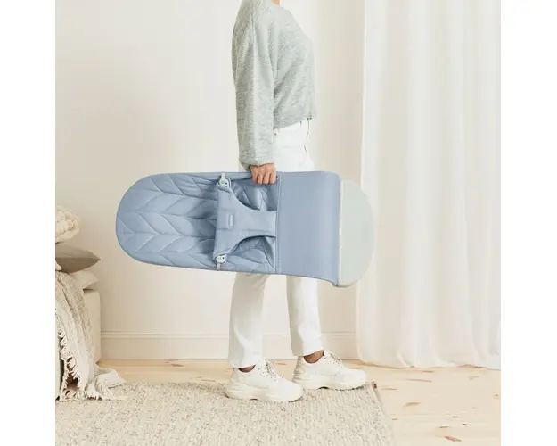 Balansoar Bliss BabyBjorn Blue cu aspect delicat de petala tesatura matlasata