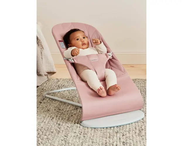 Balansoar Bliss BabyBjorn Dusty Pink cu aspect delicat de petala tesatura matlasata cu bara de jucarii inclusa