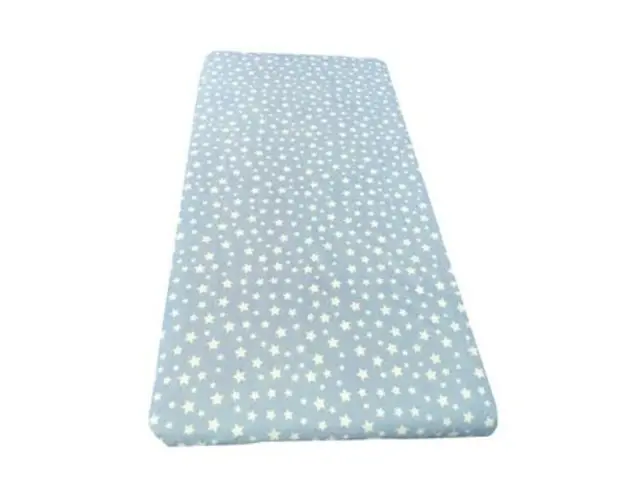 Cearsaf cu elastic pe colt 140x70 cm Stelute albe pe albastru