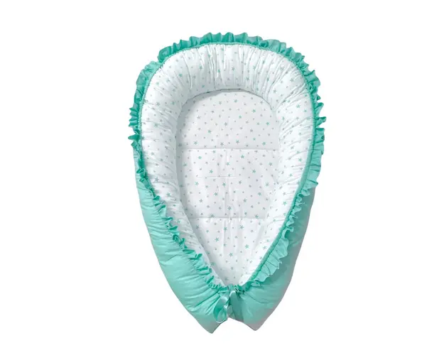 Cuib pentru bebelusi cu desfacere si volanase verde menta - stelute verde menta pe alb