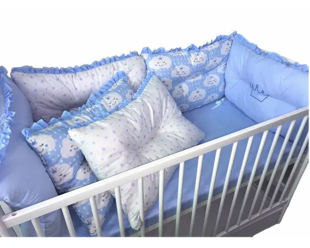 Lenjerie patut 140x70 cm cu 6 aparatori pufoase, cearsaf si paturica albastru - norisori - stelute