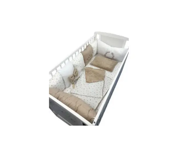Lenjerie personalizata cu aparatori din 7 pernute pufoase Bej stelute bej pe alb 140x70 cm