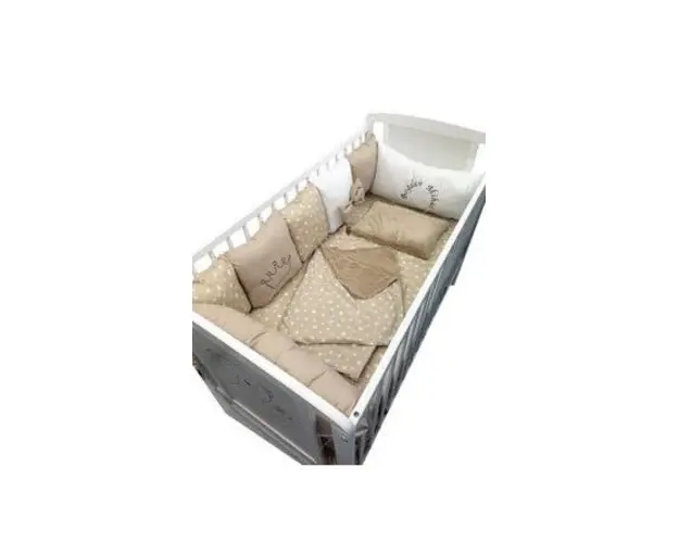 Lenjerie personalizata cu aparatori din 7 pernute pufoase Bej stelute pe bej 140x70 cm