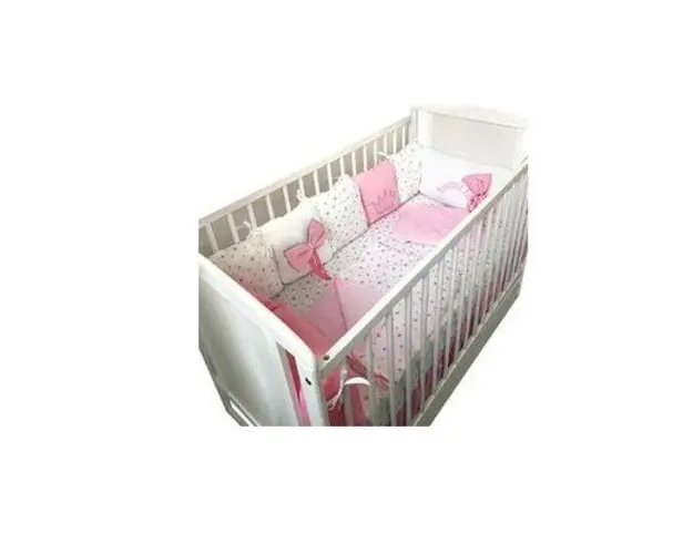 Lenjerie personalizata cu aparatori din 7 pernute pufoase Roz cu stelute gri pe alb 140x70 cm