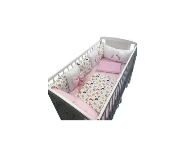 Lenjerie personalizata cu aparatori din 7 pernute pufoase Roz Fluturasi 140x70 cm