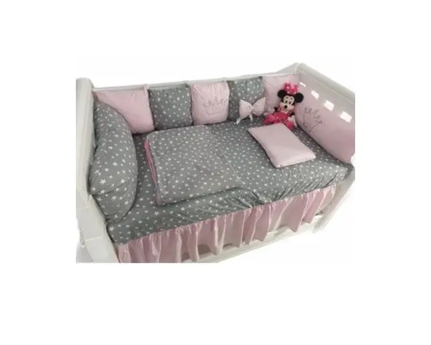 Lenjerie personalizata cu aparatori din 7 pernute pufoase Roz pal cu stelute pe gri 120x60 cm