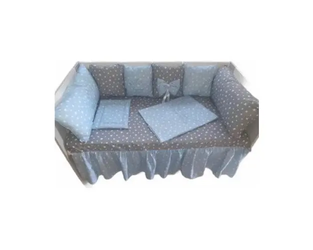 Lenjerie personalizata cu aparatori din 7 pernute pufoase Stelute pe gri si albastru 120x60 cm
