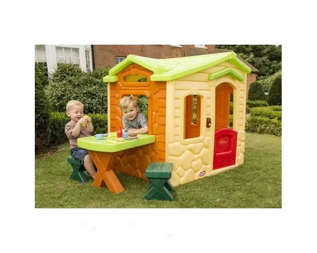 Casuta Little Tikes picnic pe terasa natural crem